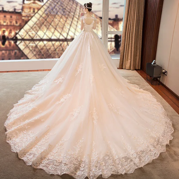 Chic / Belle Ivoire Robe De Mariée 2019 Princesse Transparentes Col v profond Sans Manches Dos Nu Appliques En Dentelle Fleur Perle Perlage Cathedral Train Volants