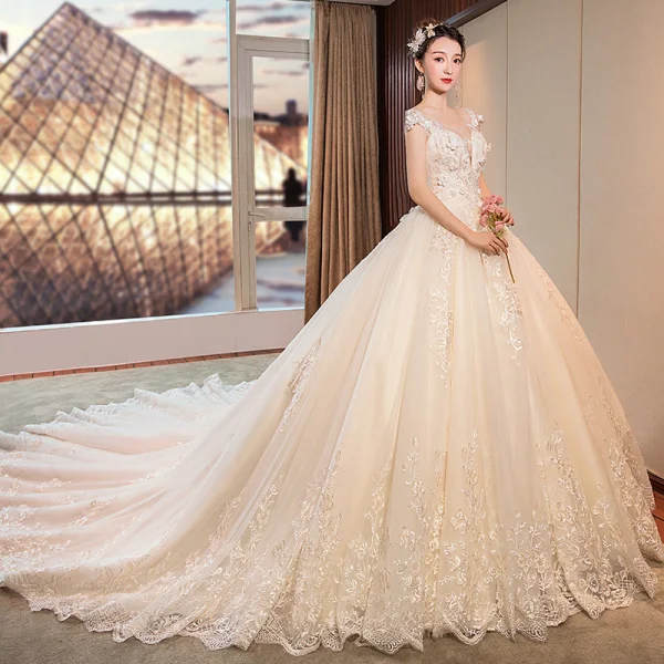 Chic / Belle Ivoire Robe De Mariée 2019 Princesse Transparentes Col v profond Sans Manches Dos Nu Appliques En Dentelle Fleur Perle Perlage Cathedral Train Volants