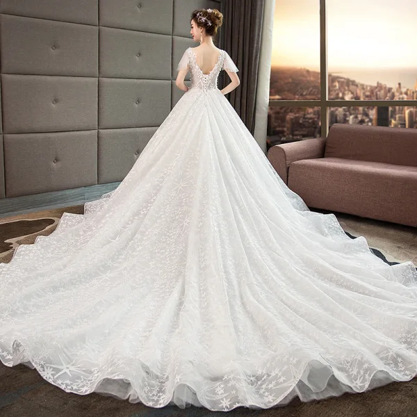 Illusion Ivoire Robe De Mariée 2019 Princesse V-Cou Manches Courtes Dos Nu Appliques En Dentelle Perlage Chapel Train Volants