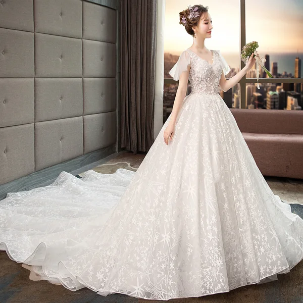 Illusion Ivoire Robe De Mariée 2019 Princesse V-Cou Manches Courtes Dos Nu Appliques En Dentelle Perlage Chapel Train Volants