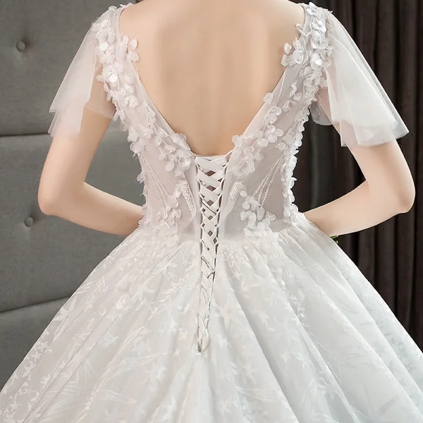 Illusion Ivoire Robe De Mariée 2019 Princesse V-Cou Manches Courtes Dos Nu Appliques En Dentelle Perlage Chapel Train Volants
