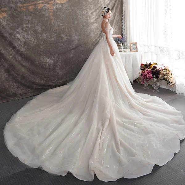 Élégant Champagne Robe De Mariée 2019 Princesse Bretelles Spaghetti Sans Manches Dos Nu Perle Perlage Glitter Tulle Cathedral Train Volants