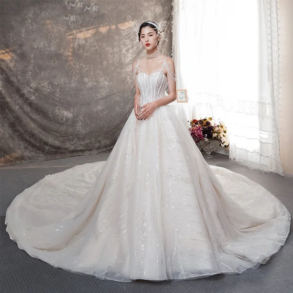 Élégant Champagne Robe De Mariée 2019 Princesse Bretelles Spaghetti Sans Manches Dos Nu Perle Perlage Glitter Tulle Cathedral Train Volants