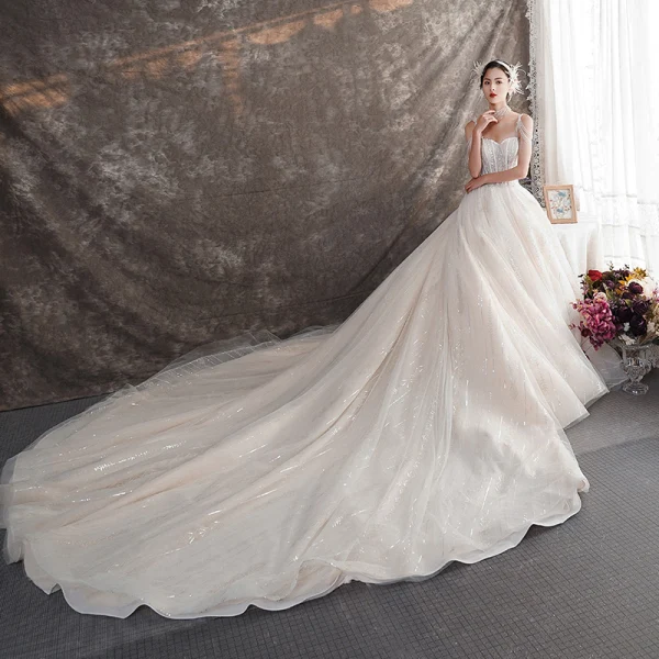 Élégant Champagne Robe De Mariée 2019 Princesse Bretelles Spaghetti Sans Manches Dos Nu Perle Perlage Glitter Tulle Cathedral Train Volants
