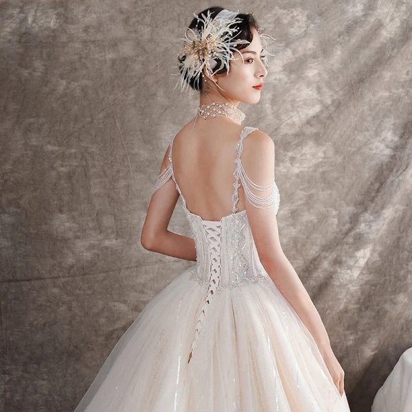 Élégant Champagne Robe De Mariée 2019 Princesse Bretelles Spaghetti Sans Manches Dos Nu Perle Perlage Glitter Tulle Cathedral Train Volants