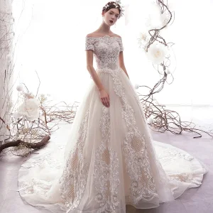 Stilig Champagne Pierced Bröllopsklänningar 2019 Prinsessa Av Axeln Korta Ärm Halterneck Appliqués Spets Beading Glittriga Glitter Tyll Chapel Train Ruffle