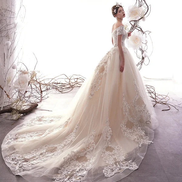 Edles Champagner Durchbohrt Brautkleider / Hochzeitskleider 2019 A Linie Off Shoulder Kurze Ärmel Rückenfreies Applikationen Spitze Perlenstickerei Glanz Tülle Kapelle-Schleppe Rüschen