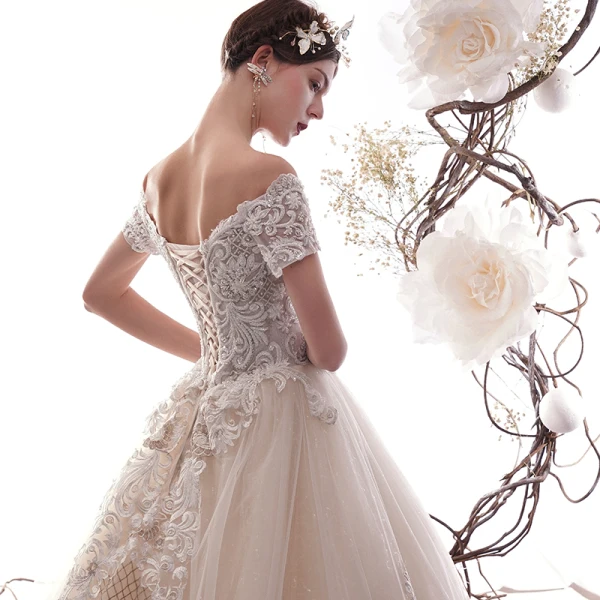 Edles Champagner Durchbohrt Brautkleider / Hochzeitskleider 2019 A Linie Off Shoulder Kurze Ärmel Rückenfreies Applikationen Spitze Perlenstickerei Glanz Tülle Kapelle-Schleppe Rüschen
