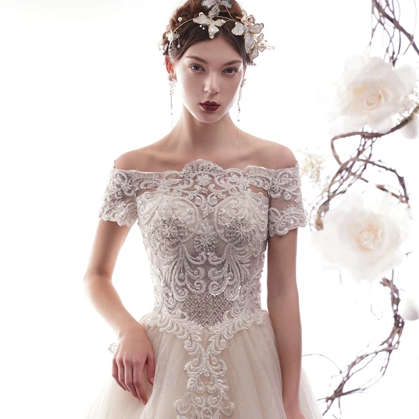 Edles Champagner Durchbohrt Brautkleider / Hochzeitskleider 2019 A Linie Off Shoulder Kurze Ärmel Rückenfreies Applikationen Spitze Perlenstickerei Glanz Tülle Kapelle-Schleppe Rüschen