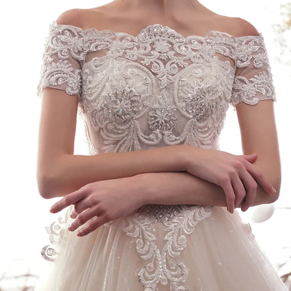 Edles Champagner Durchbohrt Brautkleider / Hochzeitskleider 2019 A Linie Off Shoulder Kurze Ärmel Rückenfreies Applikationen Spitze Perlenstickerei Glanz Tülle Kapelle-Schleppe Rüschen