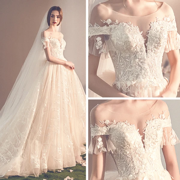 Elegante Champagner Durchsichtige Brautkleider / Hochzeitskleider 2019 A Linie Rundhalsausschnitt Kurze Ärmel Rückenfreies Schleife Applikationen Spitze Kapelle-Schleppe Rüschen