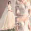 Elegante Champagner Durchsichtige Brautkleider / Hochzeitskleider 2019 A Linie Rundhalsausschnitt Kurze Ärmel Rückenfreies Schleife Applikationen Spitze Kapelle-Schleppe Rüschen