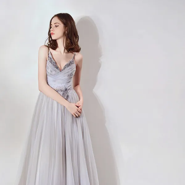 Eleganta Grå Aftonklänningar 2019 Prinsessa Djup v-hals Ärmlös Beading Långa Ruffle Halterneck Formella Klänningar
