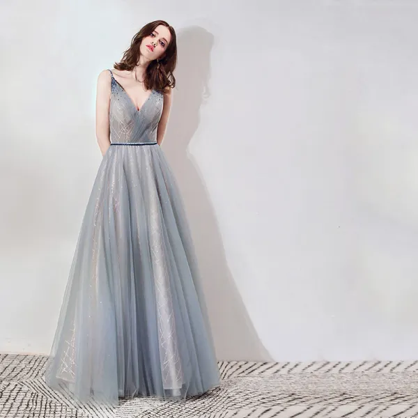 Eleganta Grå Aftonklänningar 2019 Prinsessa Djup v-hals Ärmlös Beading Skärp Glittriga / Glitter Tyll Långa Ruffle Halterneck Formella Klänningar