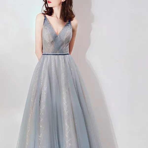 Eleganta Grå Aftonklänningar 2019 Prinsessa Djup v-hals Ärmlös Beading Skärp Glittriga / Glitter Tyll Långa Ruffle Halterneck Formella Klänningar