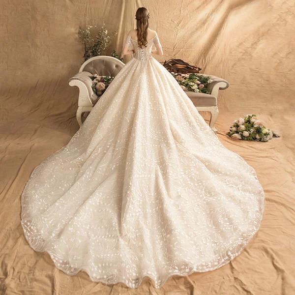 Élégant Champagne Robe De Mariée 2019 Princesse De l'épaule Manches Courtes Dos Nu Perlage Gland Glitter Paillettes Chapel Train Volants