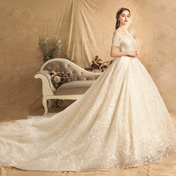 Élégant Champagne Robe De Mariée 2019 Princesse De l'épaule Manches Courtes Dos Nu Perlage Gland Glitter Paillettes Chapel Train Volants