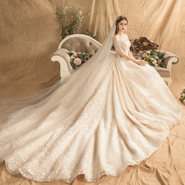 Élégant Champagne Robe De Mariée 2019 Princesse De l'épaule Manches Courtes Dos Nu Perlage Gland Glitter Paillettes Chapel Train Volants