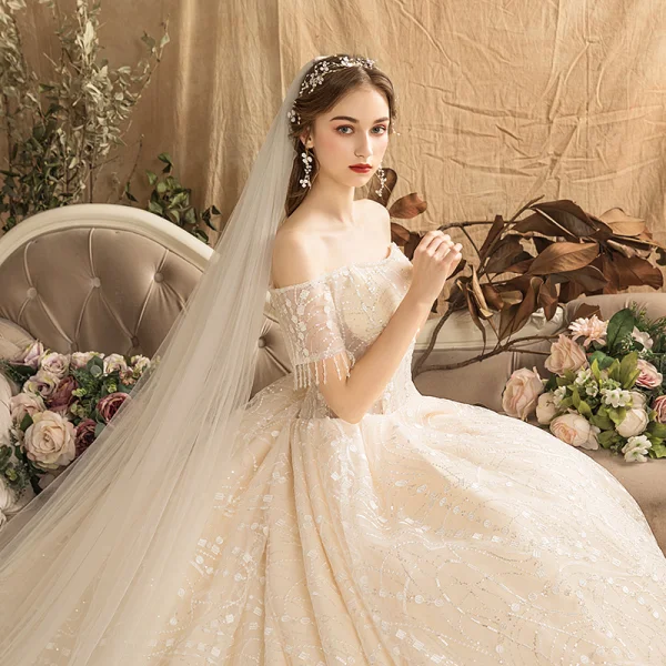Élégant Champagne Robe De Mariée 2019 Princesse De l'épaule Manches Courtes Dos Nu Perlage Gland Glitter Paillettes Chapel Train Volants