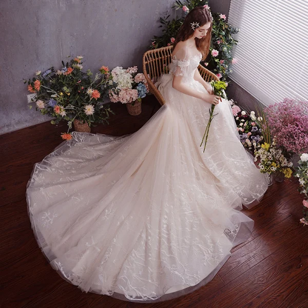 Schöne Ivory / Creme Durchsichtige Brautkleider / Hochzeitskleider 2019 A Linie Rundhalsausschnitt Kurze Ärmel Rückenfreies Applikationen Spitze Hof-Schleppe Rüschen