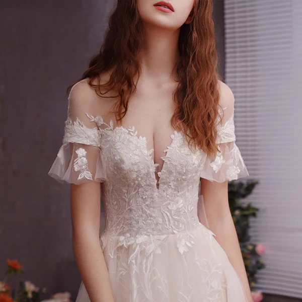 Schöne Ivory / Creme Durchsichtige Brautkleider / Hochzeitskleider 2019 A Linie Rundhalsausschnitt Kurze Ärmel Rückenfreies Applikationen Spitze Hof-Schleppe Rüschen