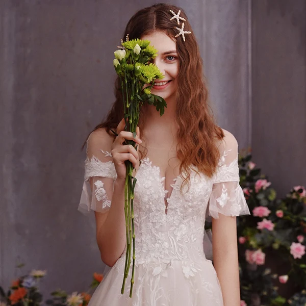 Schöne Ivory / Creme Durchsichtige Brautkleider / Hochzeitskleider 2019 A Linie Rundhalsausschnitt Kurze Ärmel Rückenfreies Applikationen Spitze Hof-Schleppe Rüschen