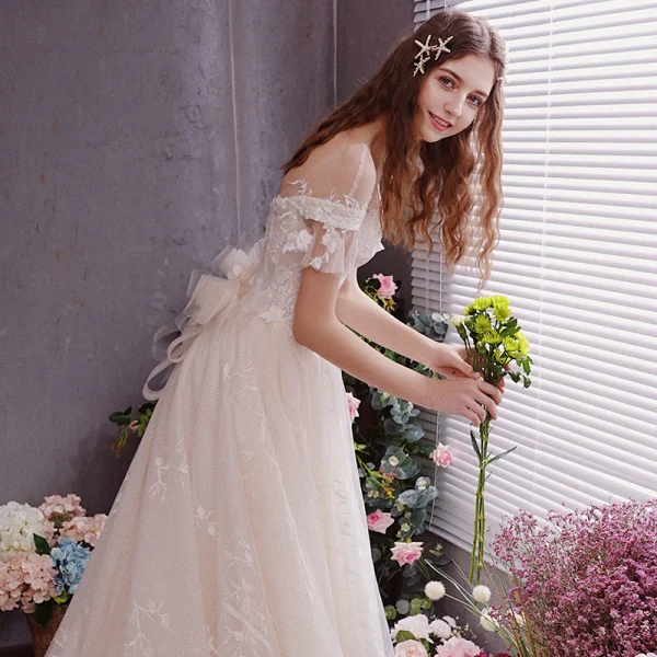 Schöne Ivory / Creme Durchsichtige Brautkleider / Hochzeitskleider 2019 A Linie Rundhalsausschnitt Kurze Ärmel Rückenfreies Applikationen Spitze Hof-Schleppe Rüschen