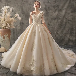 Snygga Fina Champagne Bröllopsklänningar 2019 Prinsessa V Hals Korta Ärm Halterneck Beading Tassel Appliqués Spets Cathedral Train Ruffle