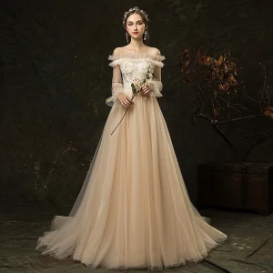Abordable Champagne Jardin Extérieur Robe De Mariée 2019 Princesse De L 039 Épaule Gonflée Manches Longues Dos Nu Appliques Fleur Perlage Train De Balayage Volants