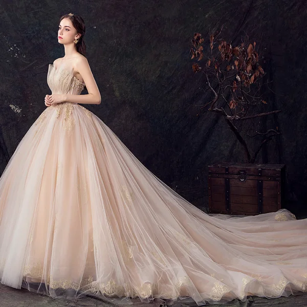 Stilig Champagne Brudekjoler 2019 Prinsesse Kjæreste Uten Ermer Ryggløse Appliques Blonder Beading Cathedral Train Buste