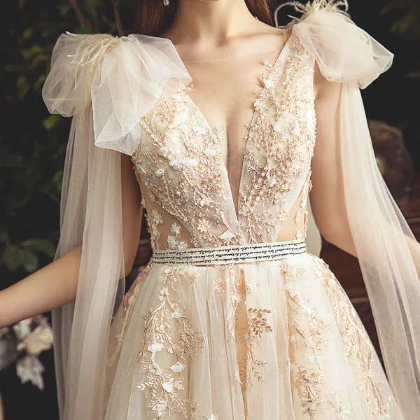 Chic / Belle Champagne Transparentes Robe De Mariée 2019 Princesse Col v profond Sans Manches Dos Nu Appliques En Dentelle Perlage Perle Plumes Ceinture Tribunal Train Volants