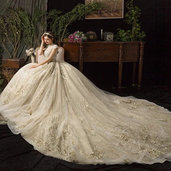 Vintage Champagner Durchsichtige Brautkleider / Hochzeitskleider 2019 Ballkleid Stehkragen Ärmel Rückenfreies Applikationen Spitze Perlenstickerei Strass Kathedrale Schleppe Rüschen
