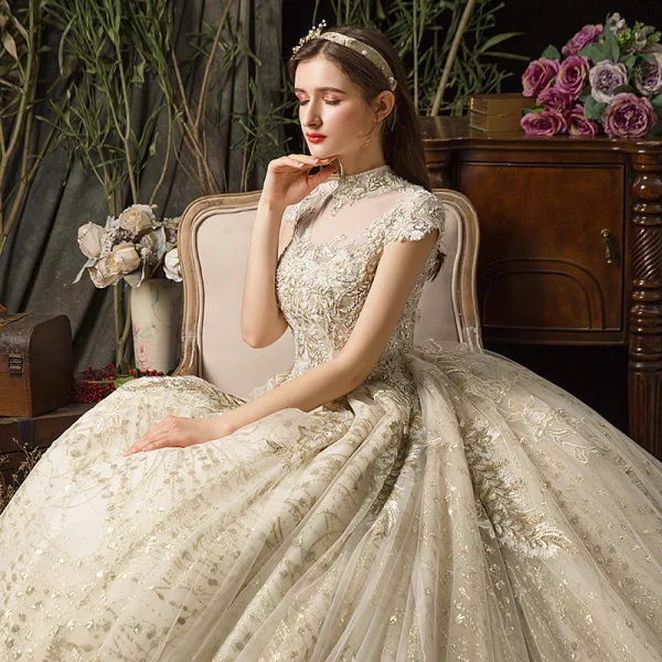 Vintage Champagner Durchsichtige Brautkleider / Hochzeitskleider 2019 Ballkleid Stehkragen Ärmel Rückenfreies Applikationen Spitze Perlenstickerei Strass Kathedrale Schleppe Rüschen