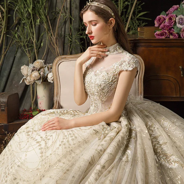 Vintage Champagner Durchsichtige Brautkleider / Hochzeitskleider 2019 Ballkleid Stehkragen Ärmel Rückenfreies Applikationen Spitze Perlenstickerei Strass Kathedrale Schleppe Rüschen