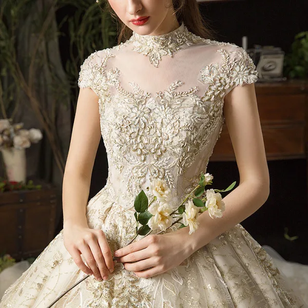 Vintage Champagner Durchsichtige Brautkleider / Hochzeitskleider 2019 Ballkleid Stehkragen Ärmel Rückenfreies Applikationen Spitze Perlenstickerei Strass Kathedrale Schleppe Rüschen