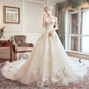 Chic Ivoire Robe De Mariée 2019 Princesse De L 039 Épaule Manches Courtes Dos Nu Appliques En Dentelle Perlage Perle Faux Diamant Chapel Train Volants