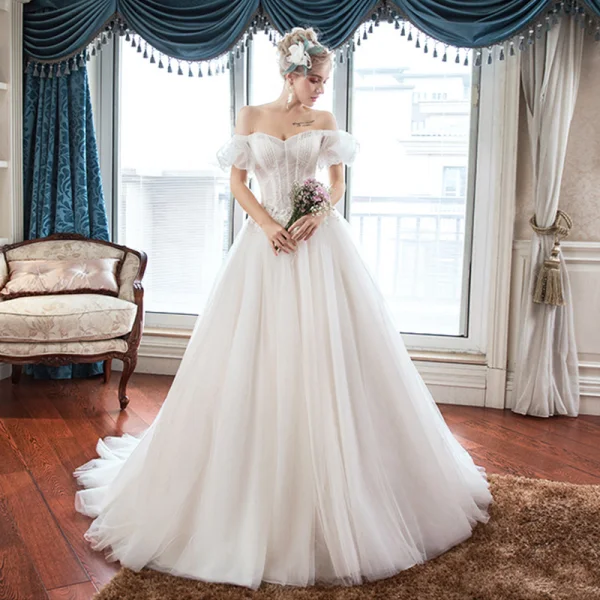 Élégant Ivoire Jardin / Extérieur Robe De Mariée 2019 Princesse De l'épaule Gonflée Manches Courtes Dos Nu Appliques En Dentelle Train De Balayage Volants
