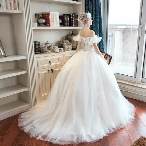 Élégant Ivoire Jardin Extérieur Robe De Mariée 2019 Princesse De L 039 Épaule Gonflée Manches Courtes Dos Nu Appliques En Dentelle Train De Balayage Volants