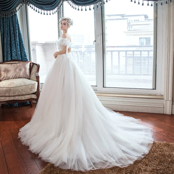 Élégant Ivoire Jardin / Extérieur Robe De Mariée 2019 Princesse De l'épaule Gonflée Manches Courtes Dos Nu Appliques En Dentelle Train De Balayage Volants