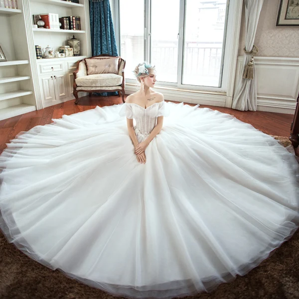 Élégant Ivoire Jardin / Extérieur Robe De Mariée 2019 Princesse De l'épaule Gonflée Manches Courtes Dos Nu Appliques En Dentelle Train De Balayage Volants