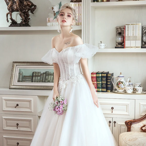 Élégant Ivoire Jardin / Extérieur Robe De Mariée 2019 Princesse De l'épaule Gonflée Manches Courtes Dos Nu Appliques En Dentelle Train De Balayage Volants