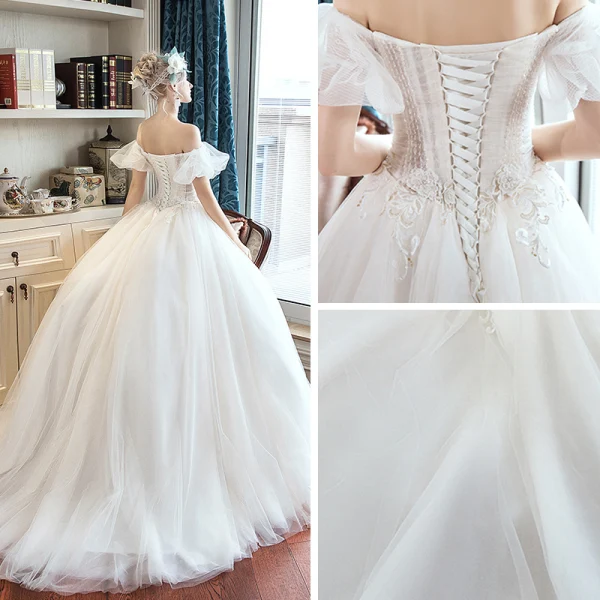 Élégant Ivoire Jardin / Extérieur Robe De Mariée 2019 Princesse De l'épaule Gonflée Manches Courtes Dos Nu Appliques En Dentelle Train De Balayage Volants