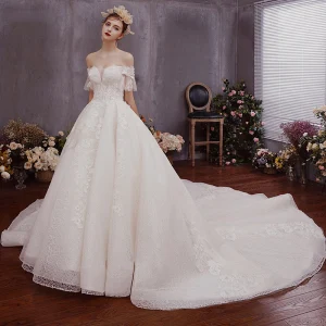 Snygga Fina Champagne Spets Bröllopsklänningar 2019 Prinsessa Av Axeln Bell Ärmar Halterneck Rosett Appliqués Spets Beading Chapel Train