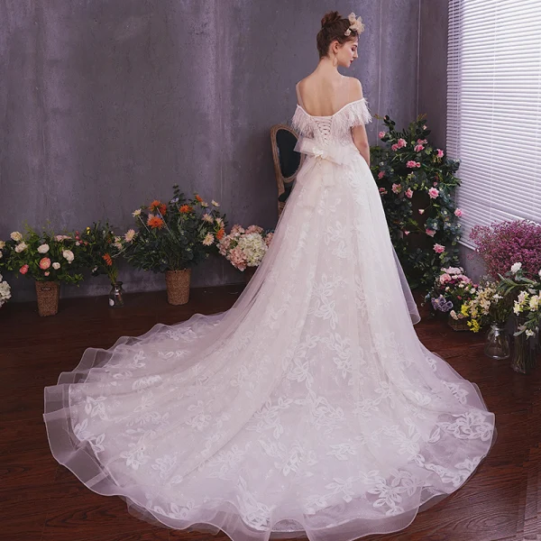 Élégant Champagne Robe De Mariée 2019 Princesse Transparentes Encolure Dégagée Manches Courtes Dos Nu Appliques En Dentelle Plumes Glitter Tulle Tribunal Train Volants