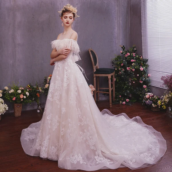 Élégant Champagne Robe De Mariée 2019 Princesse Transparentes Encolure Dégagée Manches Courtes Dos Nu Appliques En Dentelle Plumes Glitter Tulle Tribunal Train Volants