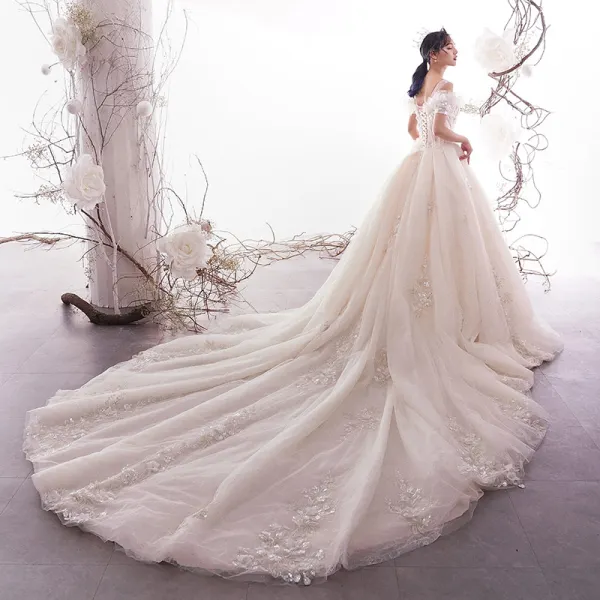 Schöne Champagner Brautkleider / Hochzeitskleider 2019 A Linie Off Shoulder Kurze Ärmel Rückenfreies Applikationen Spitze Perlenstickerei Pailletten Glanz Tülle Kathedrale Schleppe Rüschen