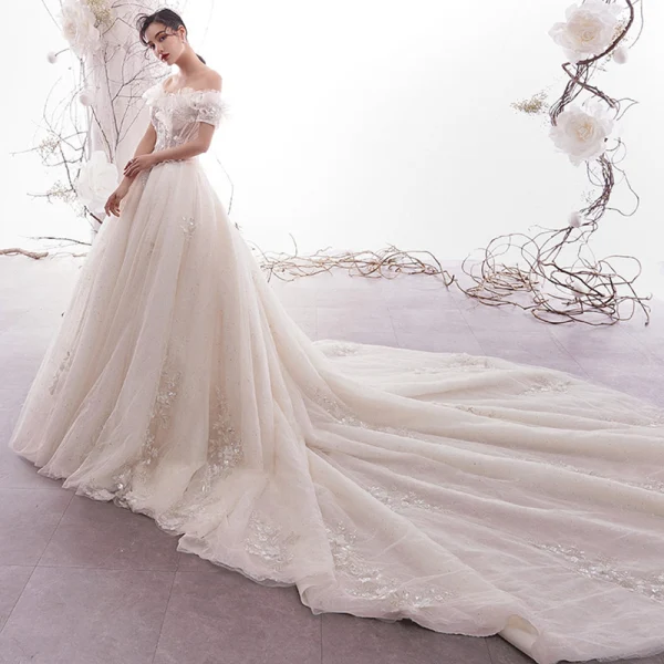 Schöne Champagner Brautkleider / Hochzeitskleider 2019 A Linie Off Shoulder Kurze Ärmel Rückenfreies Applikationen Spitze Perlenstickerei Pailletten Glanz Tülle Kathedrale Schleppe Rüschen