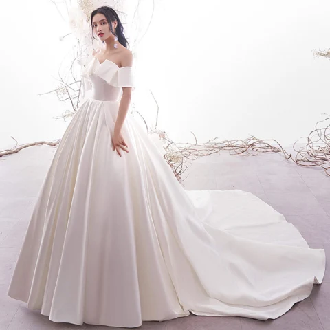 Simple Ivoire Satin Robe De Mariée 2019 Princesse De l'épaule Manches Courtes Dos Nu Chapel Train Volants