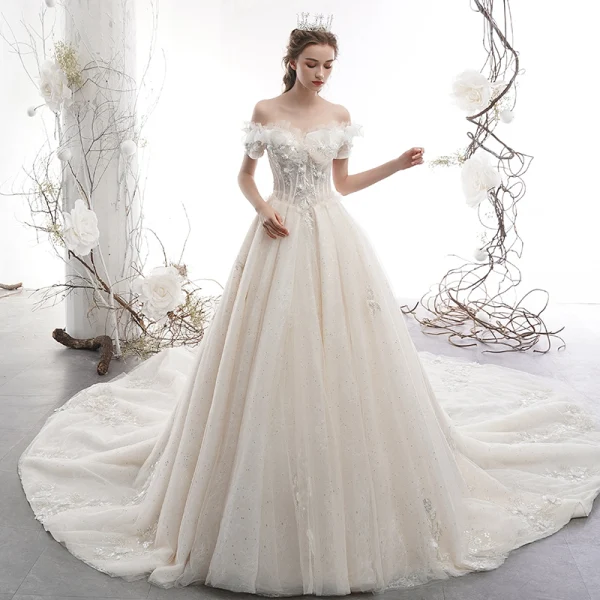 Schöne Champagner Brautkleider / Hochzeitskleider 2019 A Linie Off Shoulder Kurze Ärmel Rückenfreies Applikationen Spitze Pailletten Glanz Tülle Kathedrale Schleppe Rüschen