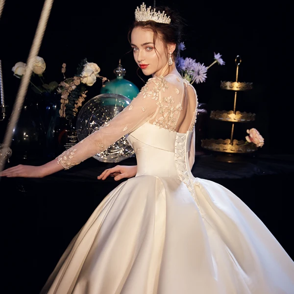 Vintage Ivory / Creme Satin Durchsichtige Brautkleider / Hochzeitskleider 2019 Ballkleid Rundhalsausschnitt 3/4 Ärmel Rückenfreies Applikationen Spitze Kapelle-Schleppe Rüschen